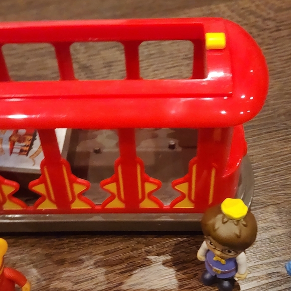 Mr Rogers Daniel Tiger Neighborhood Pull Back Trolley Car And 10 Figures - Picture 5 of 5
